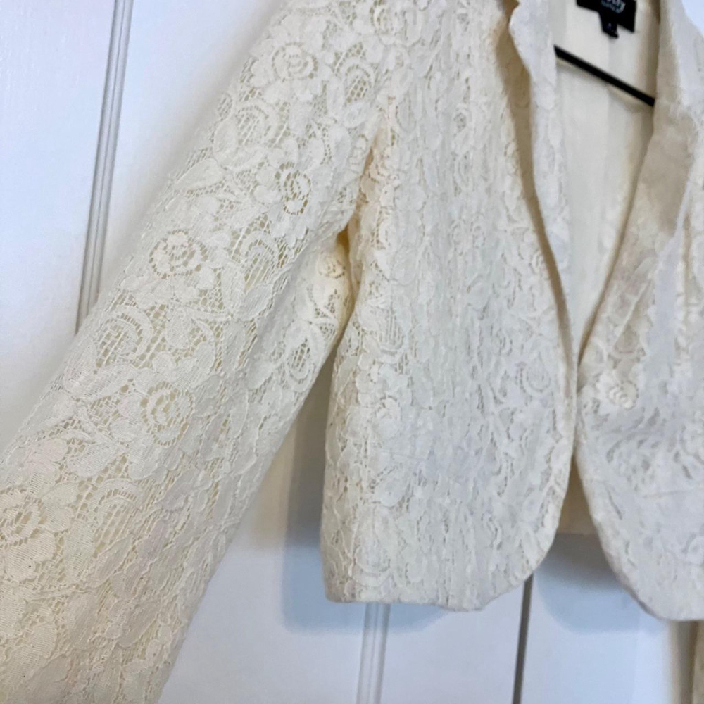 ✨🤍 POETRY CREAM LACE CROPPED JACKET (MEDIUM) 🤍✨ - Picture 4 of 4